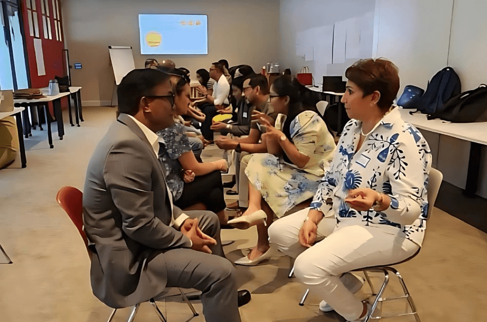 Leila Rezaiguia, co-founder of Kompass Consultancy, mentoring a professional in a one-on-one coaching session.