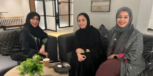 Coaching professionals in conversation during a meeting in a relaxed setting